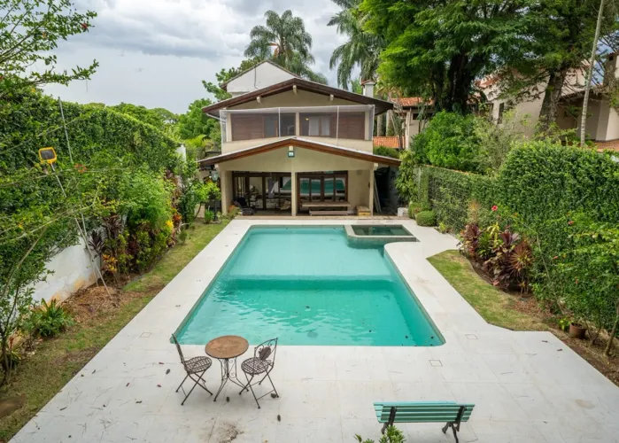 Casa para venda em Jardim Cordeiro com 4 quartos, sendo 4 suítes, 357m²
