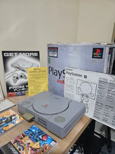 PlayStation 1 com caixa e manual