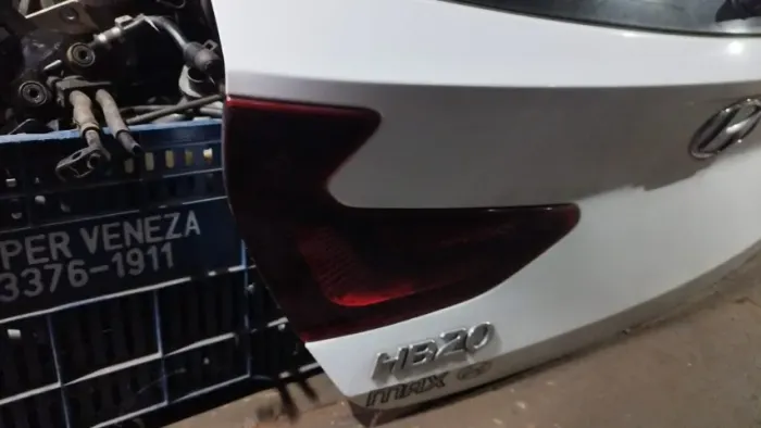 Tampa traseira HB20 Hatch evolution 21/22, com a lanterna traseira do lado esquerdo