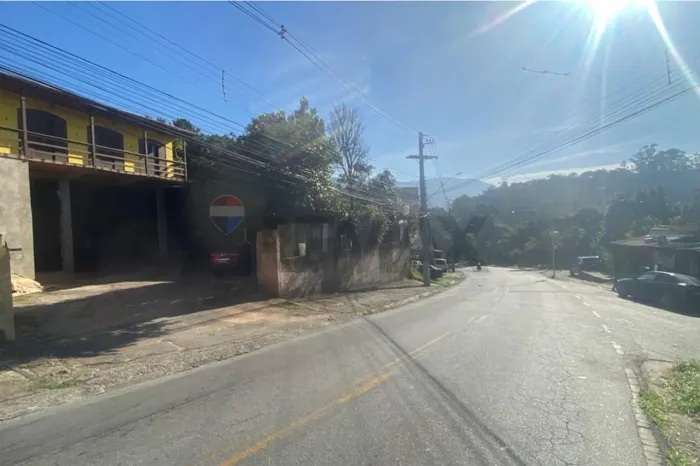 "Galpão Comercial: Localização e Preço Imbatíveis!"