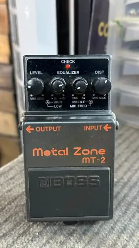 Pedal para Guitarra Boss Metal Zone MT-2 (DIVIDIMOS NO CARTÃO)