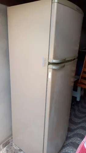 Geladeira e Máquina de lavar roupas.