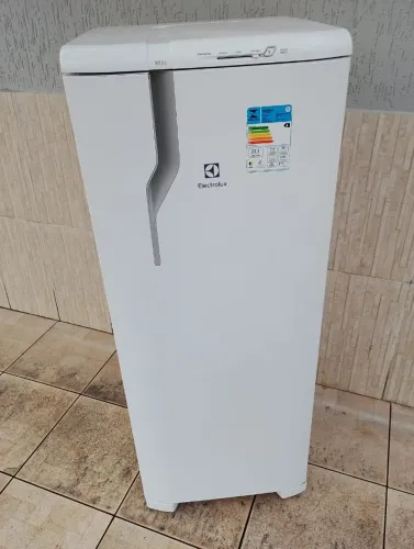 Geladeira Eletrolux 240 litros