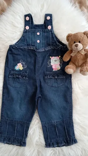 Jardineira jeans 6 a 9 meses