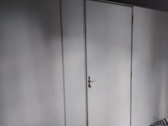 Vendo divisória em perfeito estado com porta