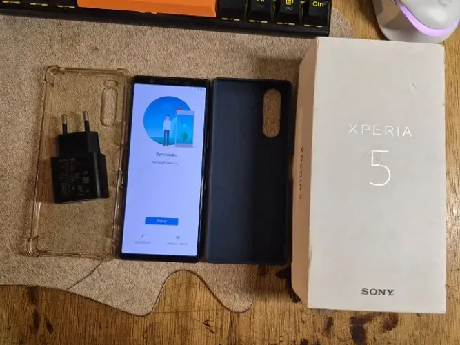 sony xperia 5 com caixa e plug de tomada do aparelho
