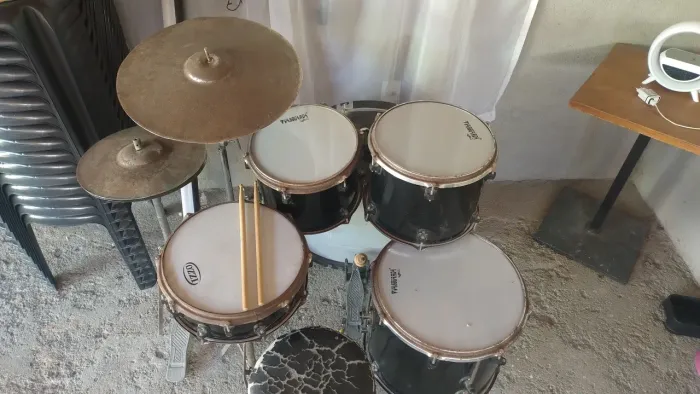 Vendo bateria , boa para treino , com coisas a serem feitas , trocar hi-hat e pratos