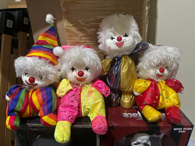 Boneco palhaço musical retrô