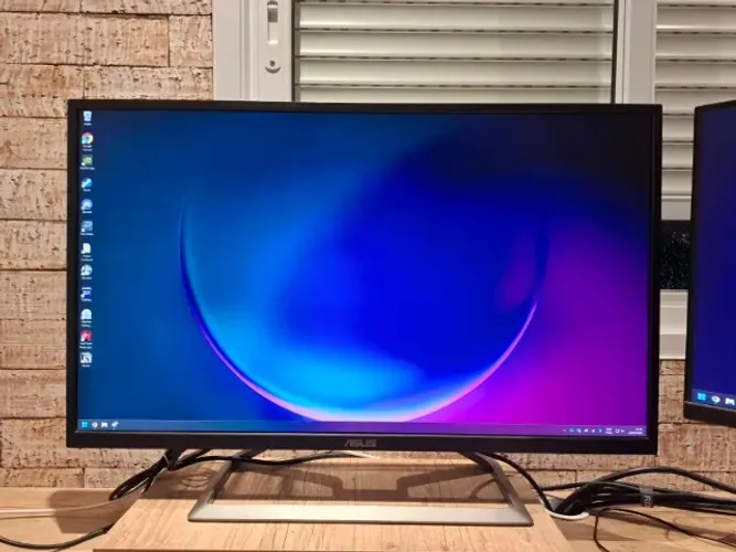Conjunto 2 monitores: Asus VA32UQ 32'' / Predator XB273 GX - 27''