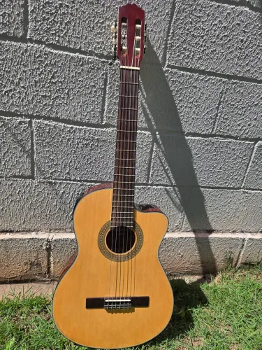  Violão Strinberg eletroacústico de nylon, formato clássico com cutaway (corte lateral). 