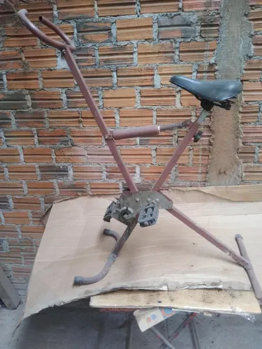 Bicicleta de ginástica antiga para decoração 