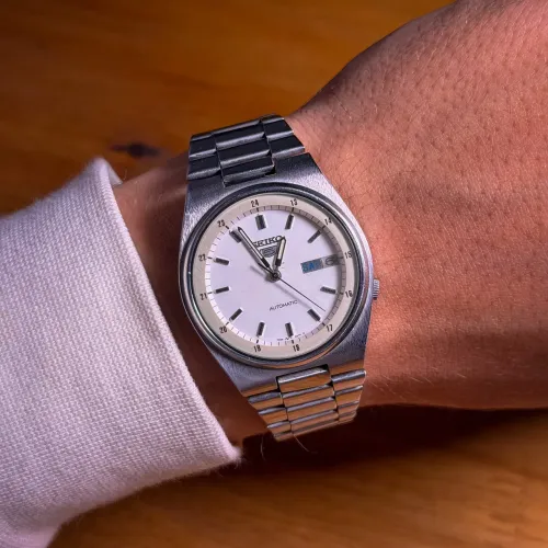 Seiko 5 pulseira integrada