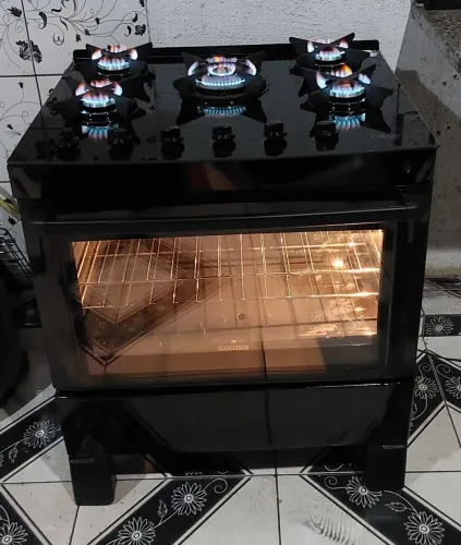Moderno fogão Itatiaia top preto com mesa de vidro com tripla chama automático