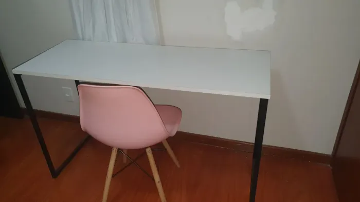 Mesa de estudos com cadeira