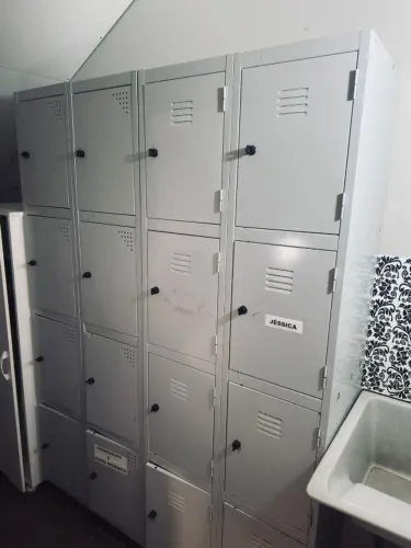 Armário roupeiro de aço (tipo vestiário) com portas individuais ventiladas