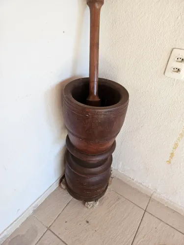 Pilão de madeira 75 altura por 32 de largura. 