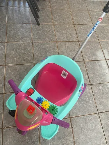 Triciclo infantil,toca musica,pouco tempo de uso
