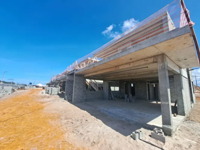 Alphaville Guarajuba - Casa em construção c/ 4 suites, piscina, garagem coberta, em Guaraj