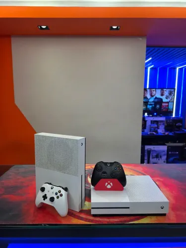 Xbox One S - 1TB c/ Garantia + Brinde. Temos LOJA FÍSICA!