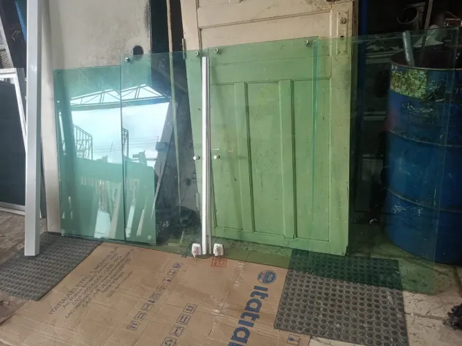 Janelão de vidro de correr completa largura 2m altura 1m  valo $550 só ligar *71