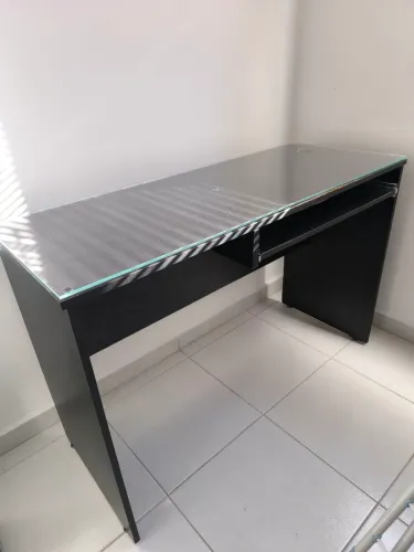Mesa escritório com vidro tokstok