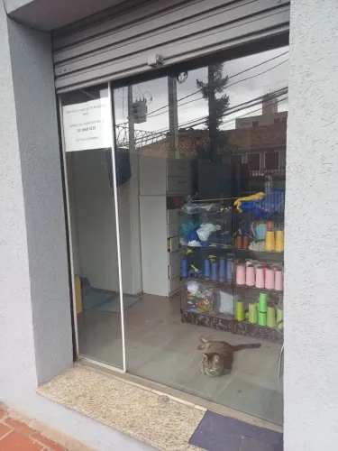 PORTA DE VIDRO TEMPERADO E ALUMINIOS