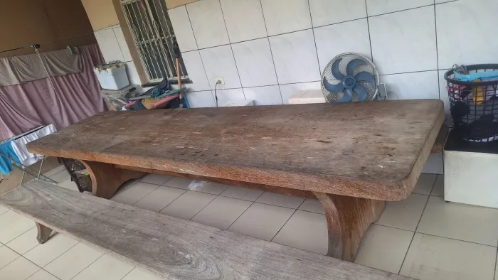 Vendo linda a mesa de angelim toda crua no ponto de selar e envernizar.    Motivo viagem 