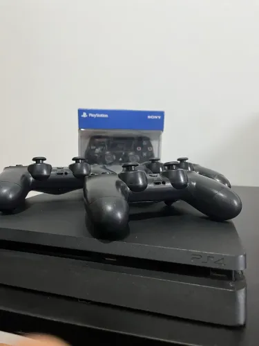 PS4 Slim 500GB + 4 Controles + Ventilador Externo 
