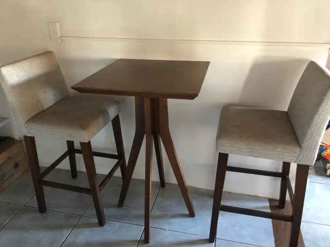 Mesa tipo bistrô e cadeiras