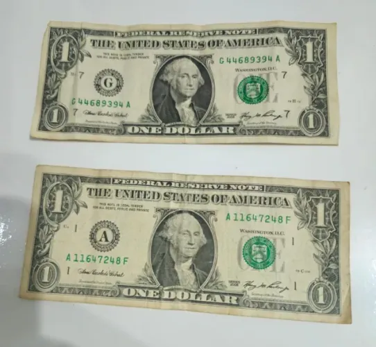 2 Notas Originais de 1 Dólar Americano (USD) - Bom Estado