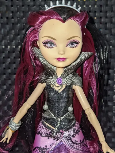 Boneca Ever After High Raven Queen Básica