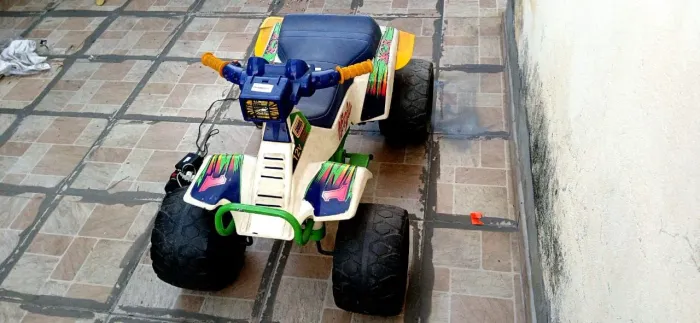 Quadriciclo elétrico Infantil 12v (para conserto ou uso das peças)