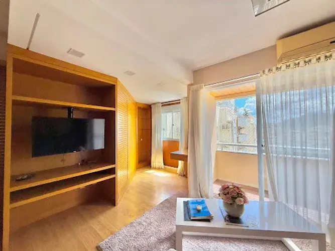 Cobertura duplex com piscina e vista para o verde no Córrego Grande a poucos metros da Un