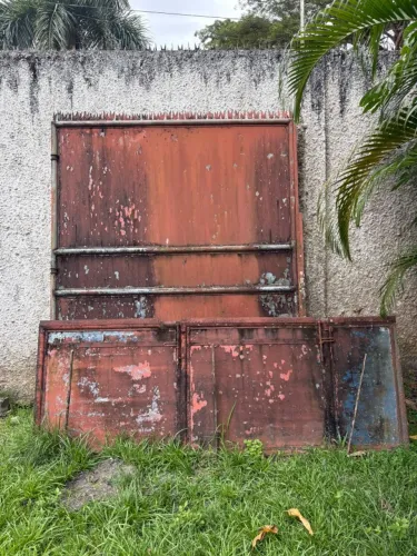 Conjunto de portões pivotante(duas folhas) e social de ferro
