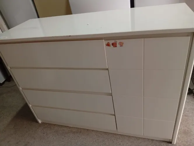 Cômoda em 4 gavetas e porta em madeira