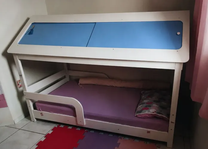 Cama montessoriana com baú no teto