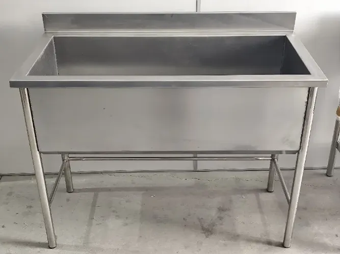 Tanque inox 0,60×0,50×0,90 tampo chapa 22 pés 1½