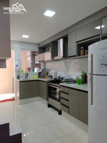 Casa de três quartos, um com suíte e closet, no condomínio Jardim Barcelona