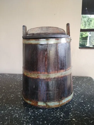 Antigo balde feito com madeira de lei 40cm de altura