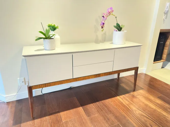 Buffet aparador contemporâneo em madeira