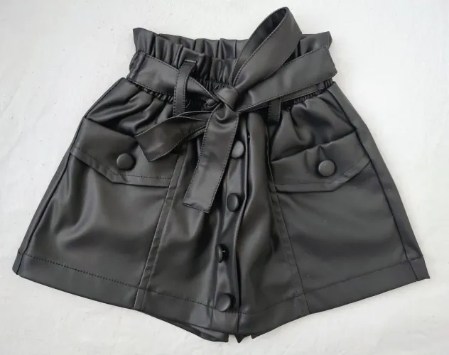 Short saia o infantil em couro sintético tamanho 4 (veste 5 TB)usada apenas três vezes)<br>