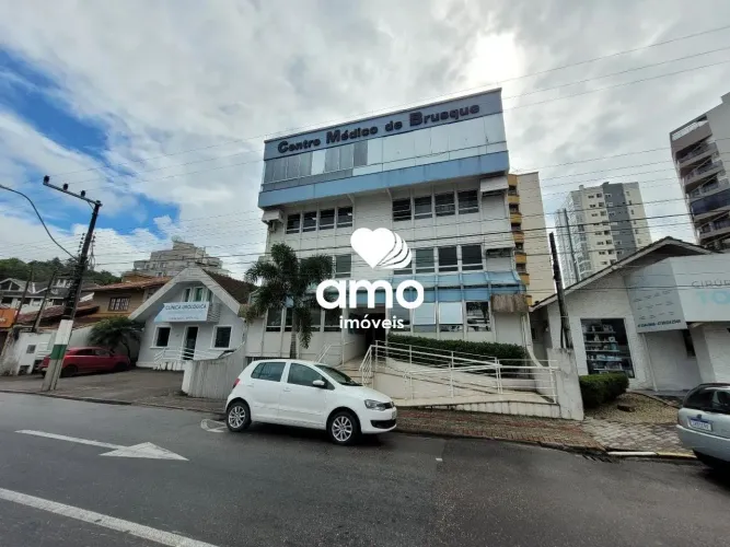 Sala no piso superior para alugar no centro de Brusque