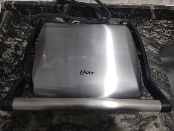 Grelha Elétrica Multiuso Oster 1570 W/ 127 V. Usada pouquíssimo Tempo,está excelente.24x24
