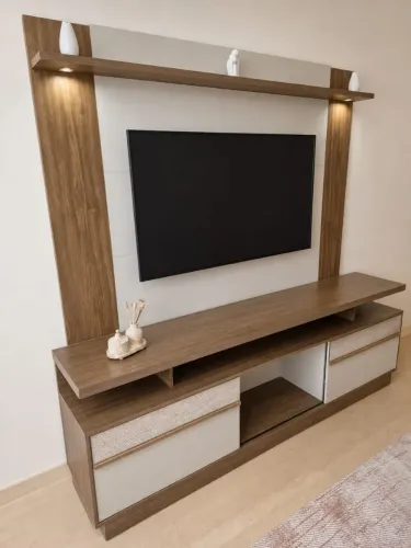 Painel e Rack para TV Off-White e Madeira Feijó