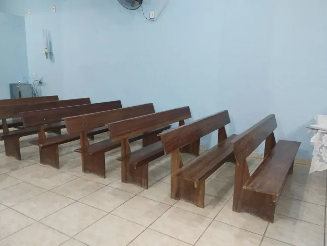 Bancos de madeira para igreja