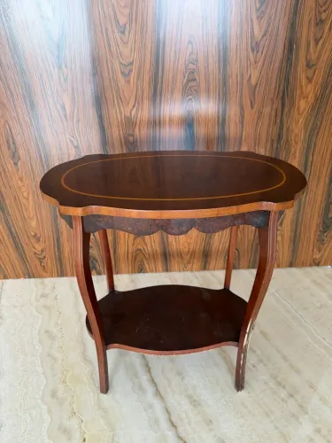 Mesa Lateral Oval com Prateleira