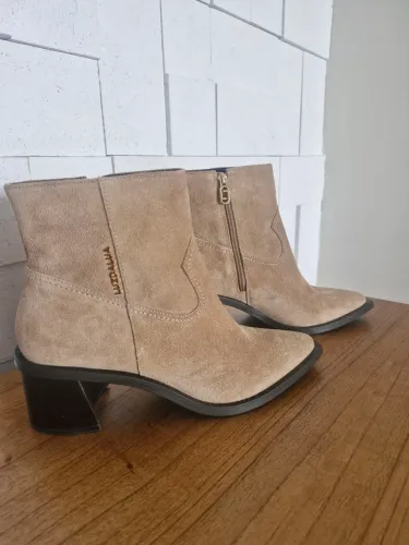Bota Luz da Lua Camurça Nocciola Elegância