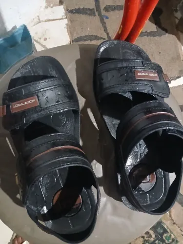 Vendo uma sandália masculino 30 reais original da marca Dampe número 39 moro no bairro g