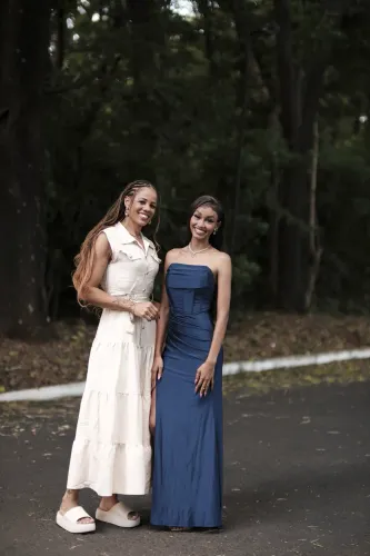 Vestido azul marinho sereia com fenda, tomara que caia. Tamanho P veste PP. 