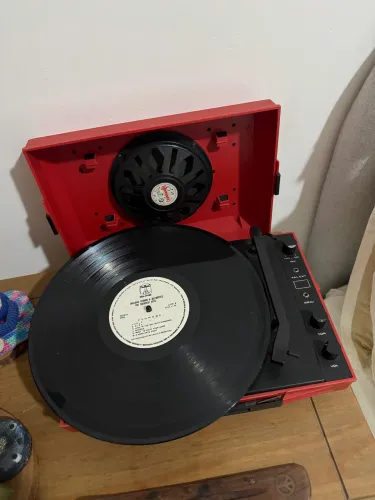 Sonata vitrola toca discos vermelha - pilha e elétrica